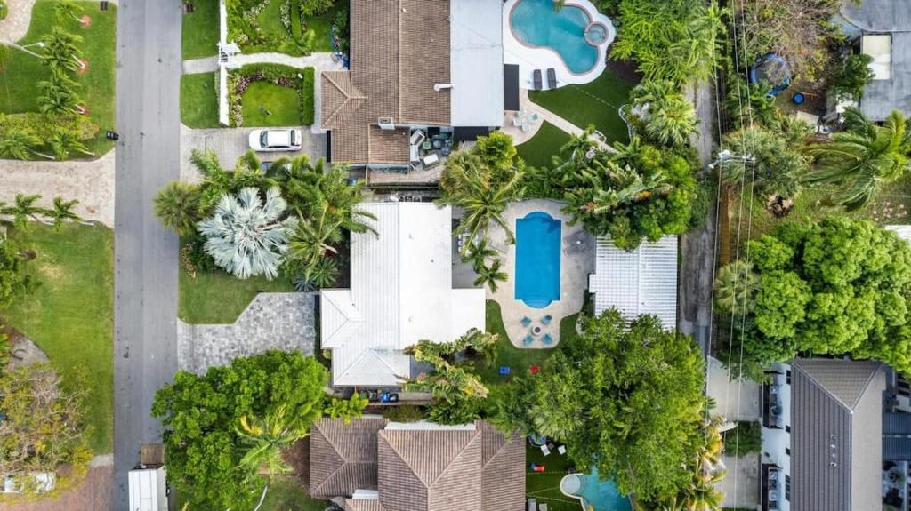 una vista aérea de una casa con piscina y árboles en Victoria Villa, en Fort Lauderdale