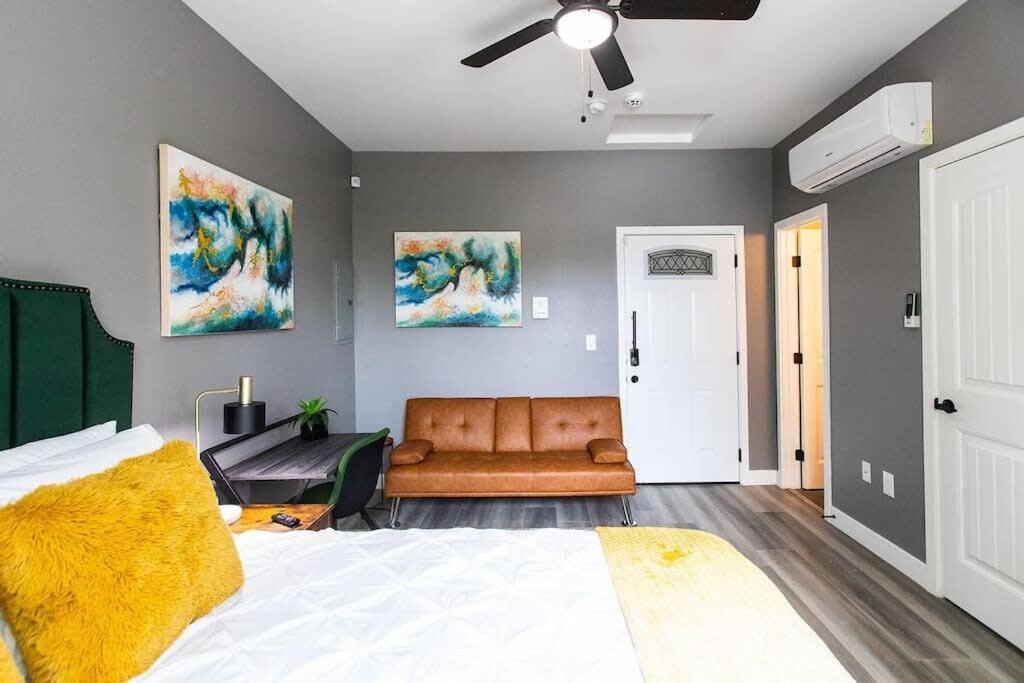 Military-Restaurants-Fast-WiFi-A C-W D-Pets-Park- - Estudio