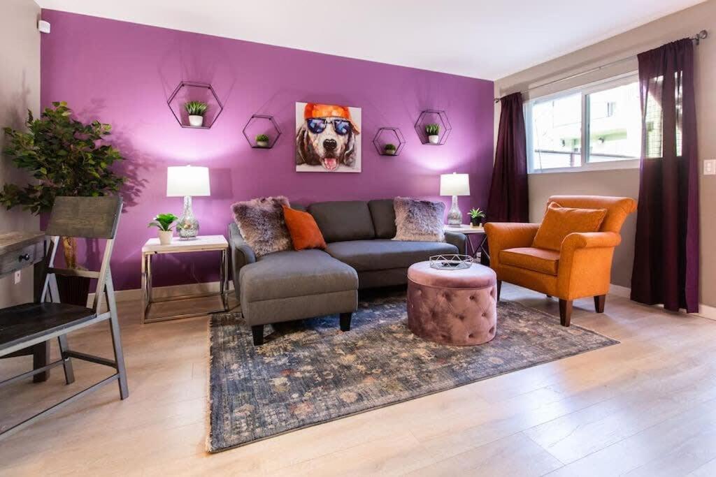 - un salon avec des murs violets, un canapé et des chaises dans l'établissement Healthcare-Professionals-King-FreeParking-Wifi-Pet, à San Diego