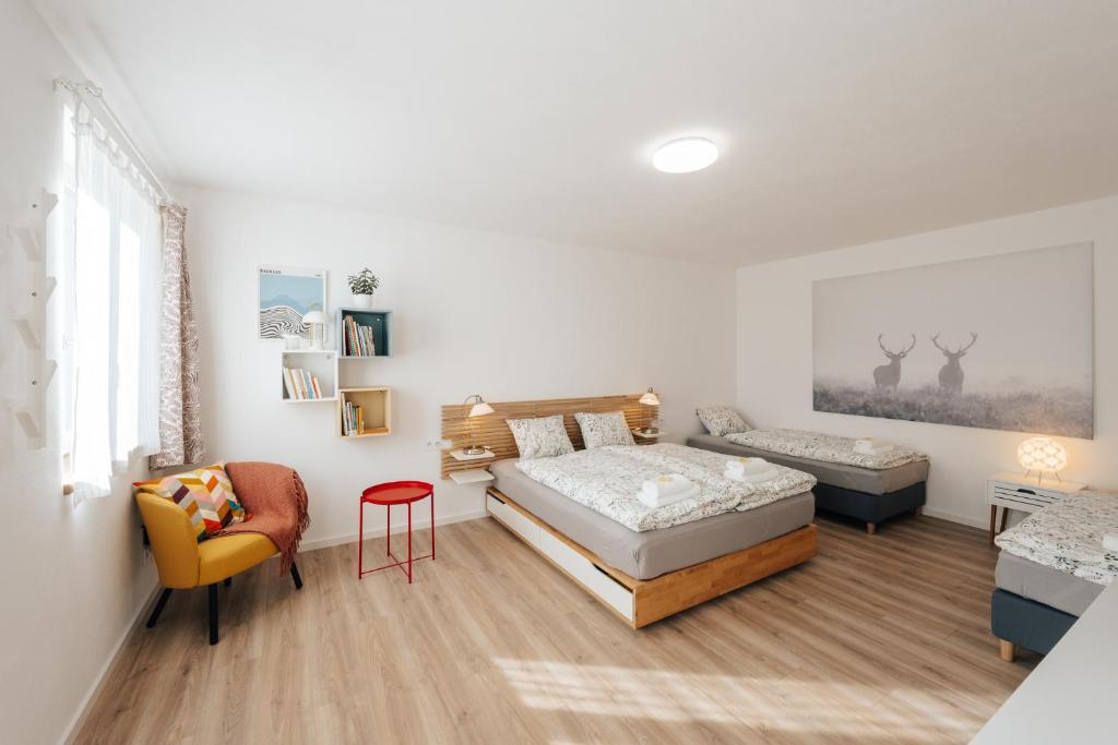 1 dormitorio con 1 cama, 1 sofá y 1 silla en Apartmán U Zámku - Apartment by the Castle, en Strakonice