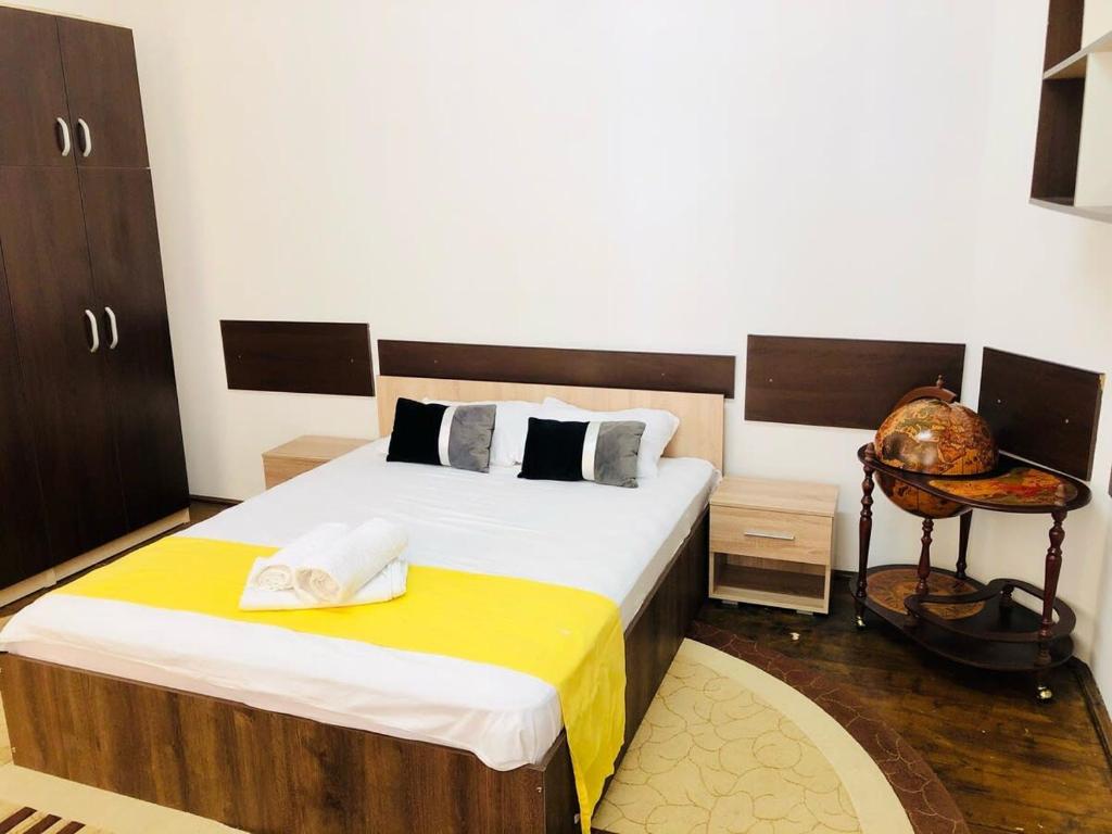 Joy City Stay Unirii19 في تيميشوارا: غرفة نوم بسرير كبير وكرسي