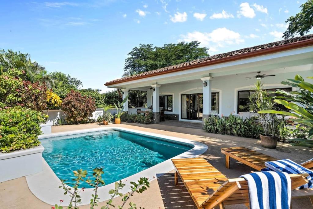 una piscina en el patio trasero de una casa en Brand New 4 bedroom house with pool - Ideal for families en Brasilito