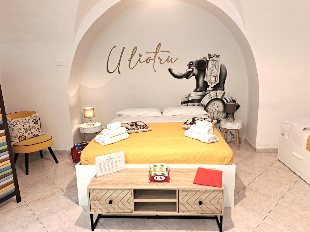 Habitación con cama con elefante en la pared en U Liotru home, en Catania
