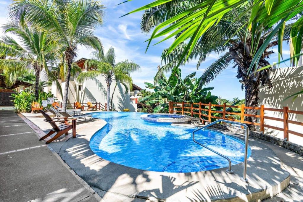 una gran piscina con un podisorvivisor azul en Coco Sunset Hills #20 Coco 2-BD Beauty with Pool Walk to Beach en Coco