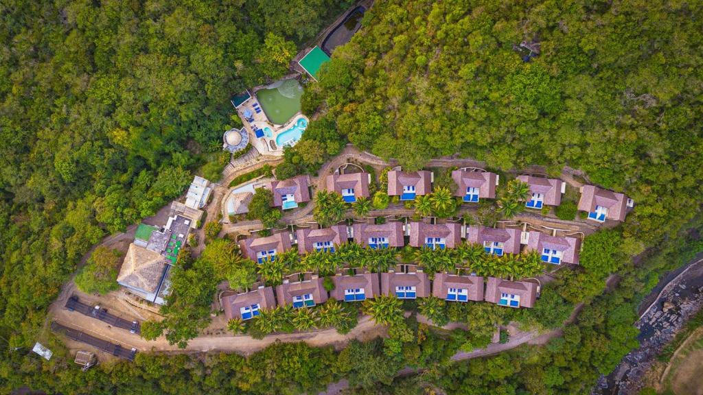 uma vista aérea de uma grande casa com um quintal em Entremonte Wellness Hotel and Spa em Apulo