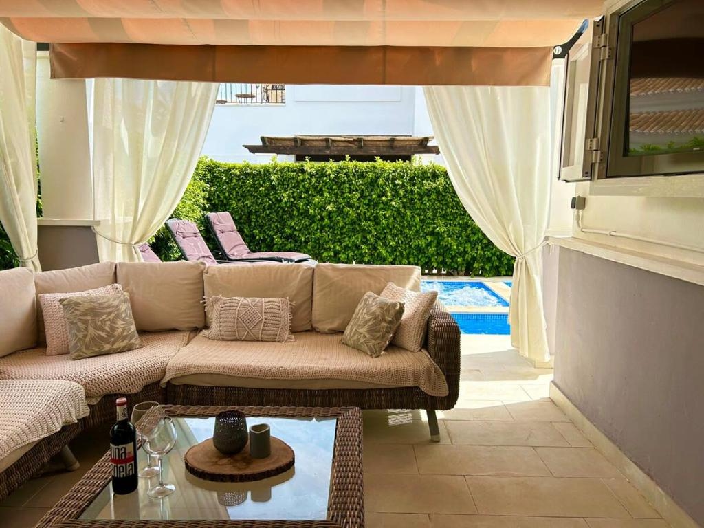 ein Wohnzimmer mit einem Sofa und einem Tisch in der Unterkunft Villa with private pool and jacuzzi - EN10LT in Torre-Pacheco