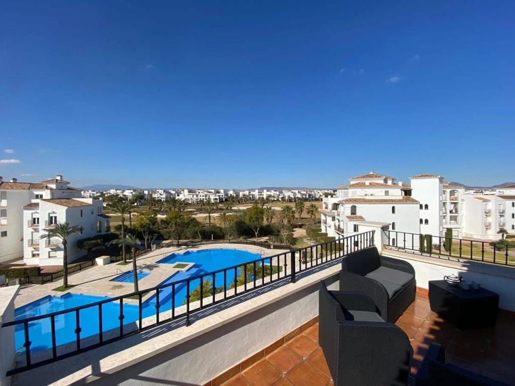 balcón con vistas a la piscina y a los edificios en Beautiful sunny penthouse pool views - RA2532LT, en Los Tomases