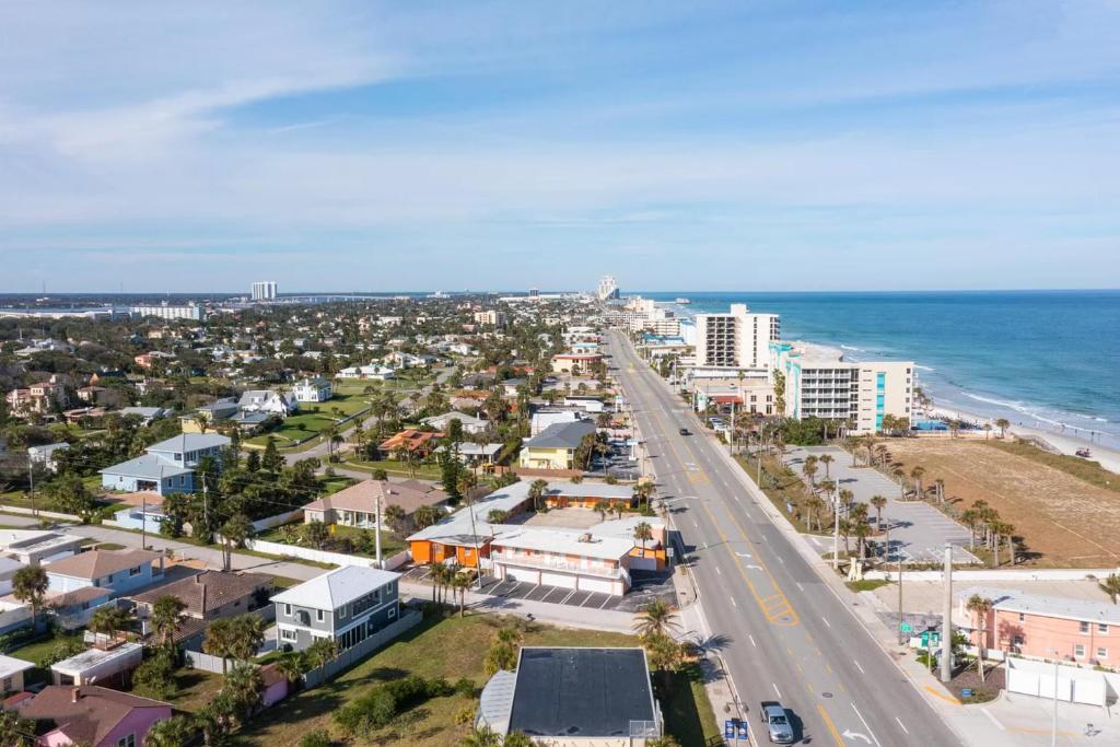een luchtzicht op een stad en de oceaan bij Ocean Holiday Motel in Daytona Beach
