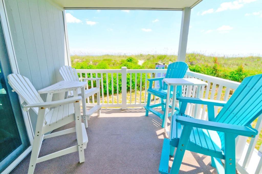 dos sillas azules y blancas sentadas en un porche en Oceanfront and Modern Top Location on Ocean Blvd w Pool, en Myrtle Beach