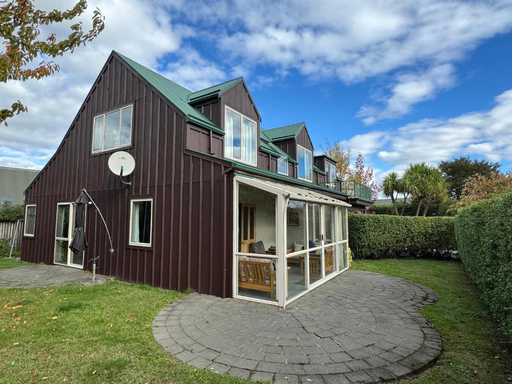 een groot rood huis met een groen dak bij 15 Caverhill Close in Hanmer Springs