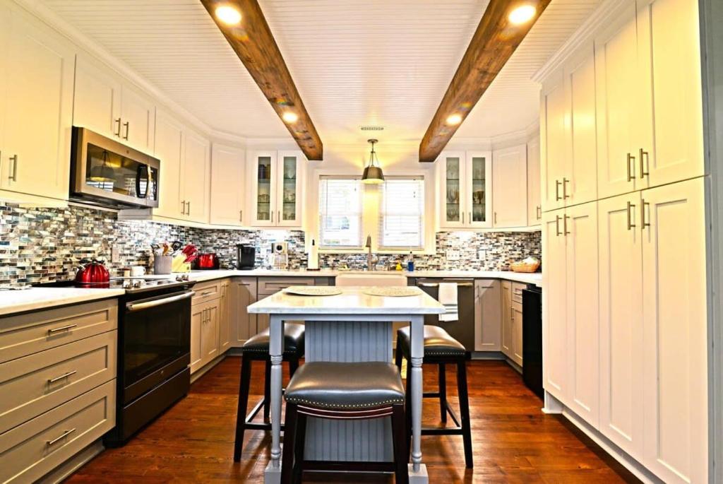 Kuchyň nebo kuchyňský kout v ubytování Endless Summer Renovated Home 100 Feet to Beach with Fenced Yard Grill