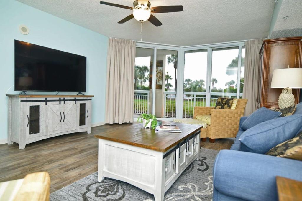 TV&#47;Unterhaltungsangebot in der Unterkunft Waterfront Luxury Huge Condo with 15000sf Pool