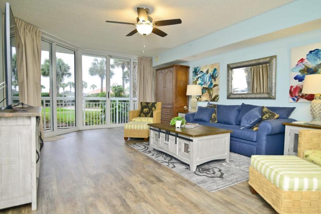 Ein Sitzbereich in der Unterkunft Waterfront Luxury Huge Condo with 15000sf Pool