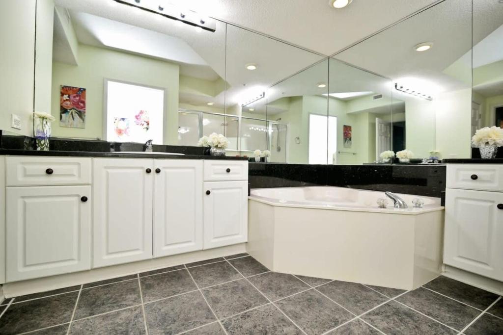 Ein Badezimmer in der Unterkunft Waterfront Luxury Huge Condo with 15000sf Pool