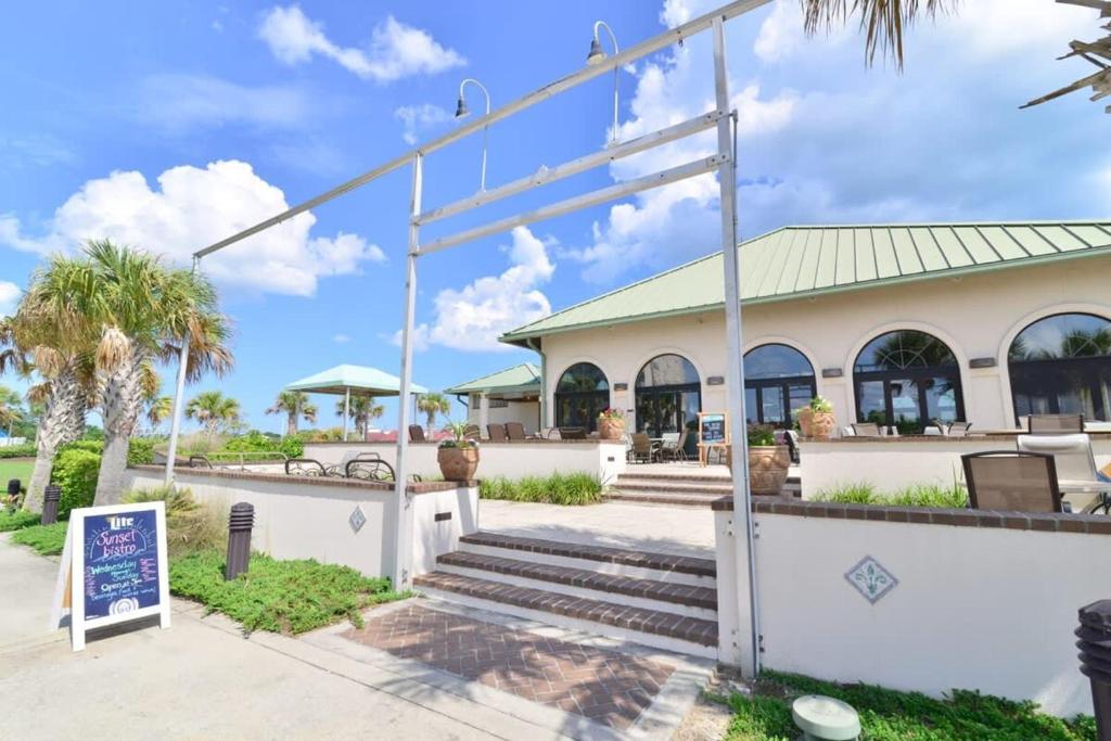 Ein Garten an der Unterkunft Waterfront Luxury Huge Condo with 15000sf Pool