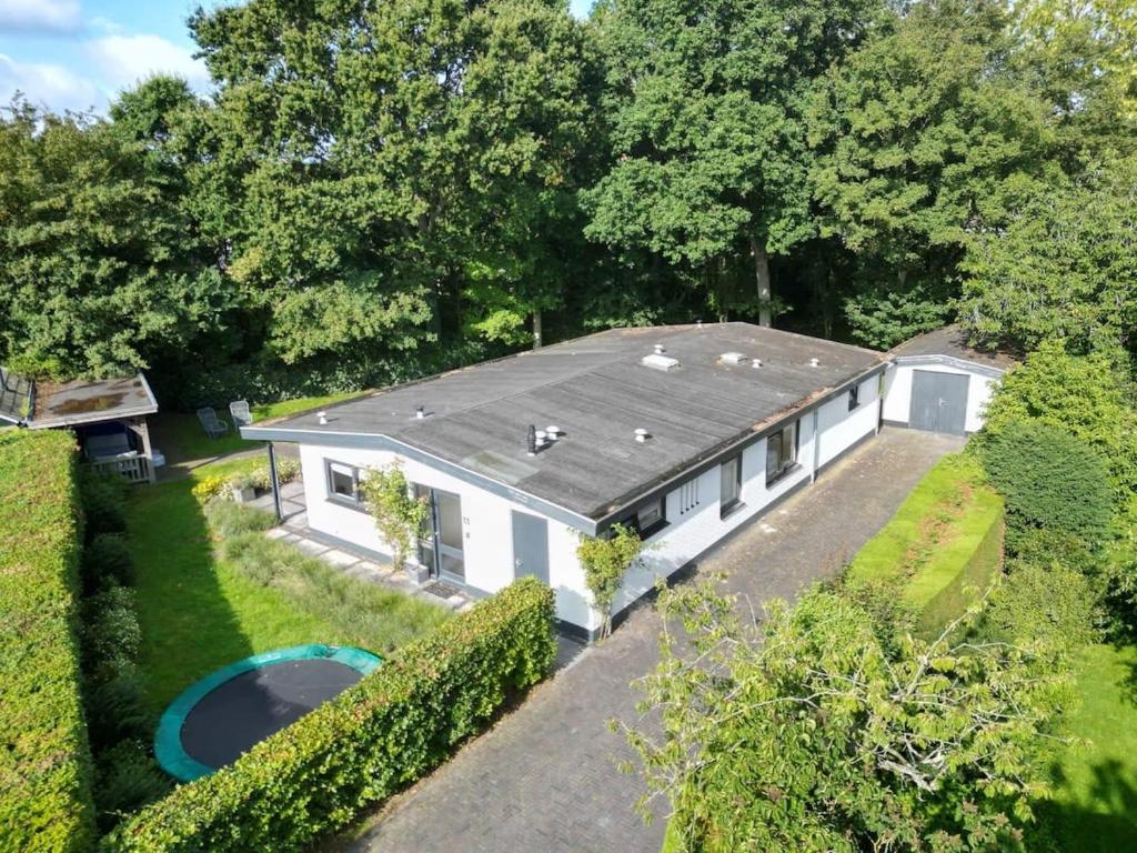 eine Luftansicht eines Hauses mit Pool in der Unterkunft Hello Zeeland - Villa Park Reygersbergh 11 in Oostkapelle