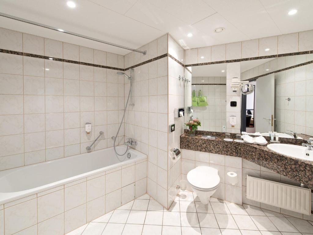 Koupelna v ubytování ACHAT Hotel Bochum Dortmund
