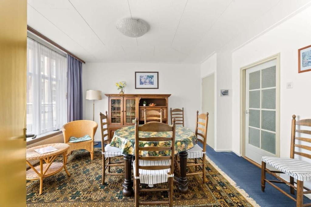 a dining room with a table and chairs at Hello Zeeland - Vakantiehuis Weststraat 13A in Domburg