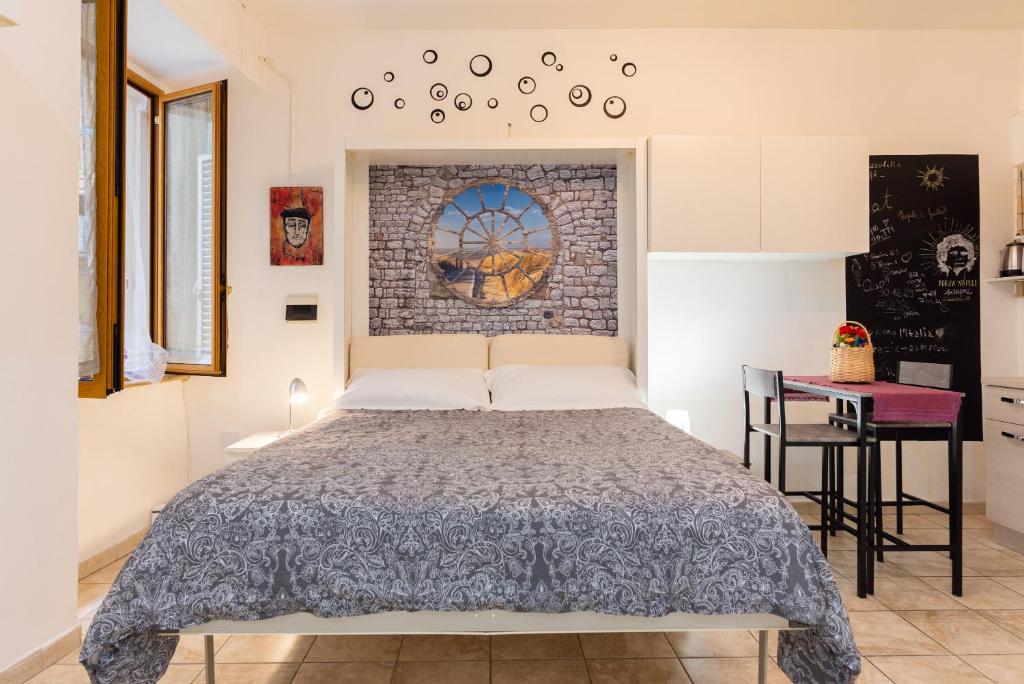 - une chambre avec un lit et un mur en briques dans l'établissement Panariello a Portamedina, à Naples
