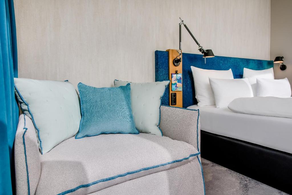 Postel nebo postele na pokoji v ubytování Motel One München-Campus