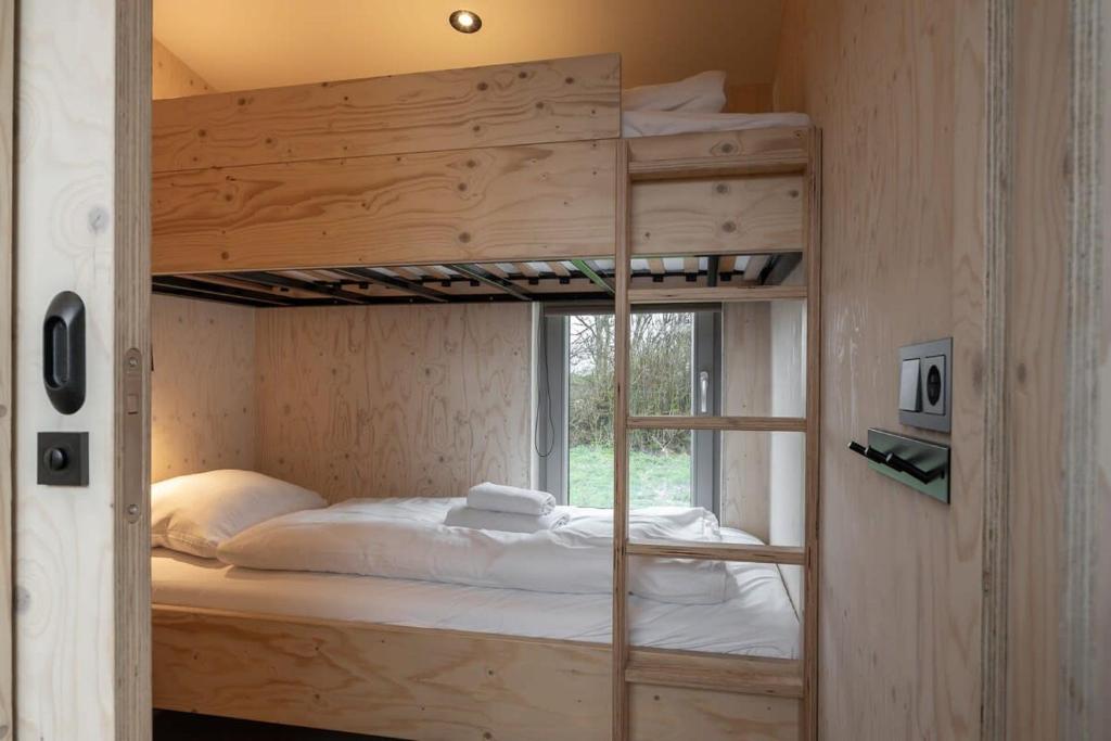 Postel nebo postele na pokoji v ubytování Hello Zeeland - Tiny House Zeeuwse Liefde 6