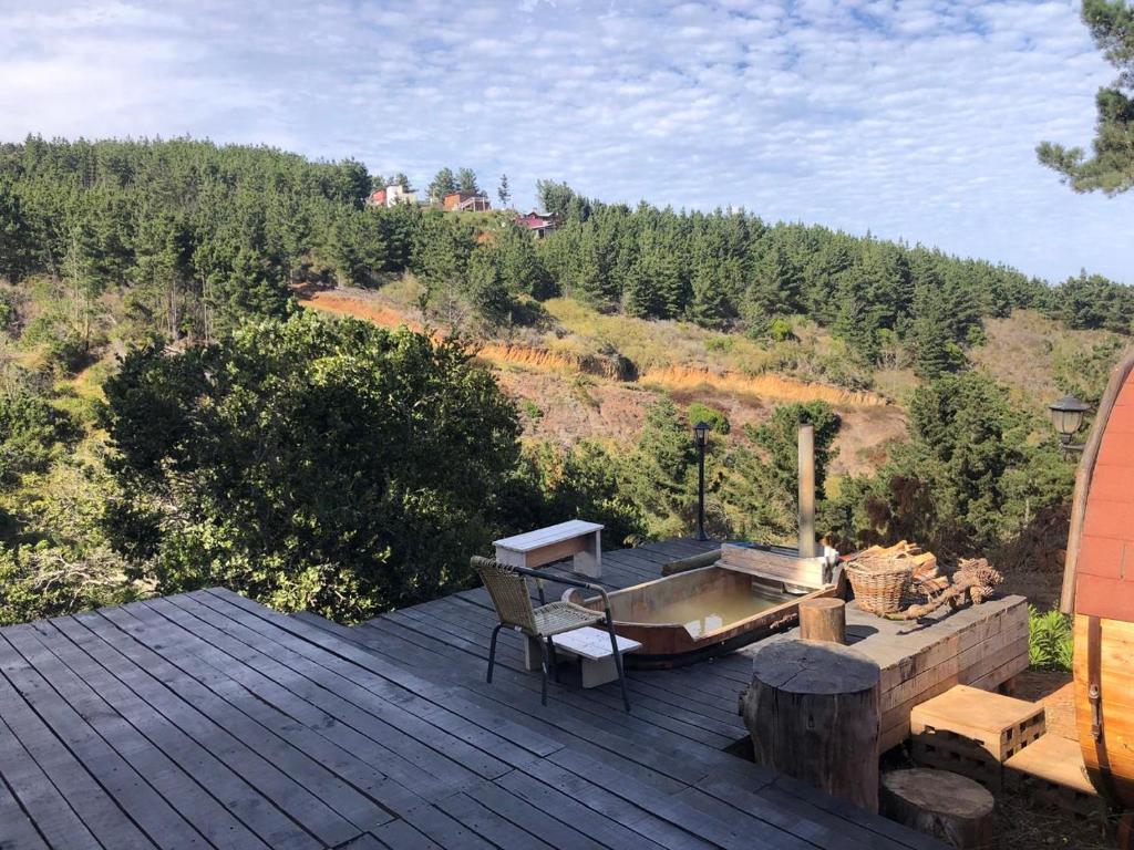 d'une terrasse en bois avec un grill. dans l'établissement Tiny house OMA, à Laguna Verde