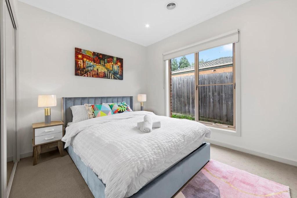 a bedroom with a large bed and a window at 3BR Townhouse 7km to Chadstone in Chadstone