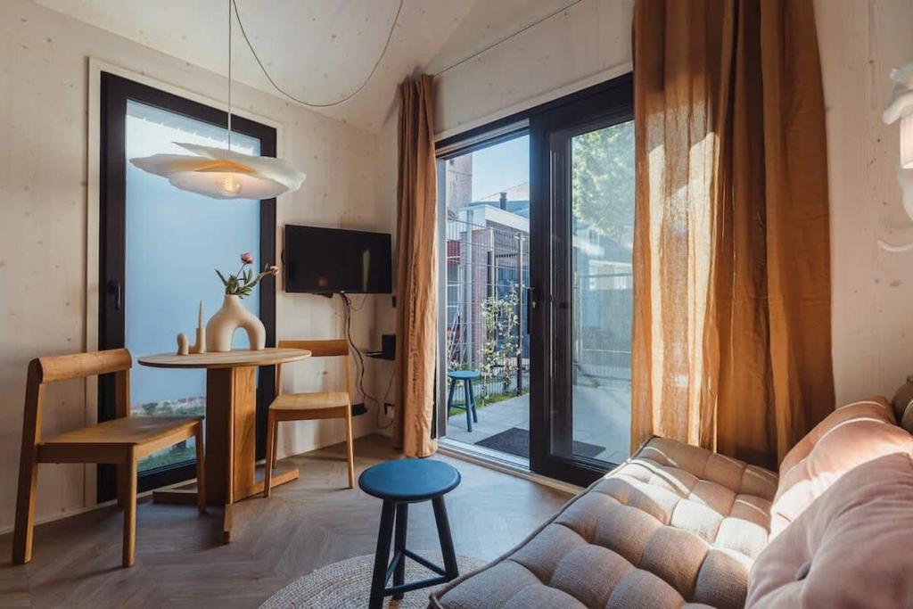 ein Wohnzimmer mit einem Sofa und einem Tisch in der Unterkunft Hello Zeeland - Vakantiehuis Kerkstraat 1A in Domburg