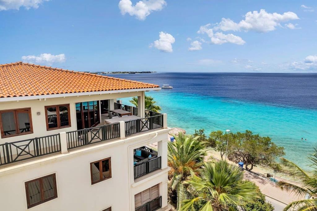 vista sull'oceano da un edificio di Chachacha Beach Condo a Kralendijk