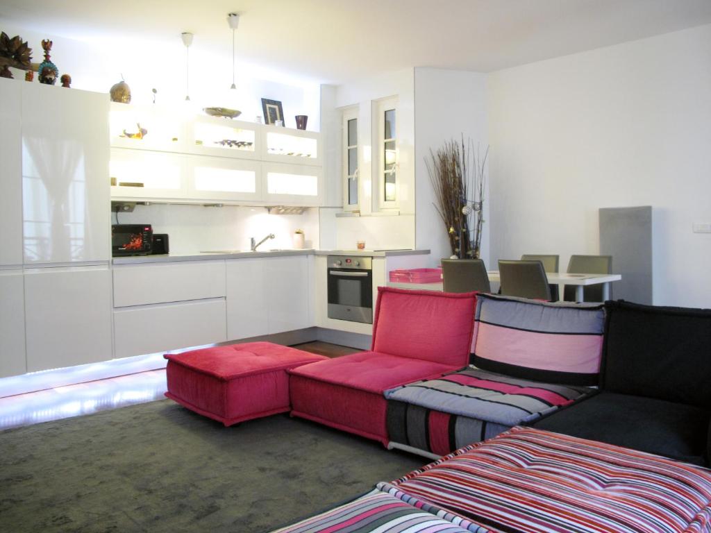 a living room with a couch and a kitchen at Appartement la Bruyere St George CityCosy in Paris