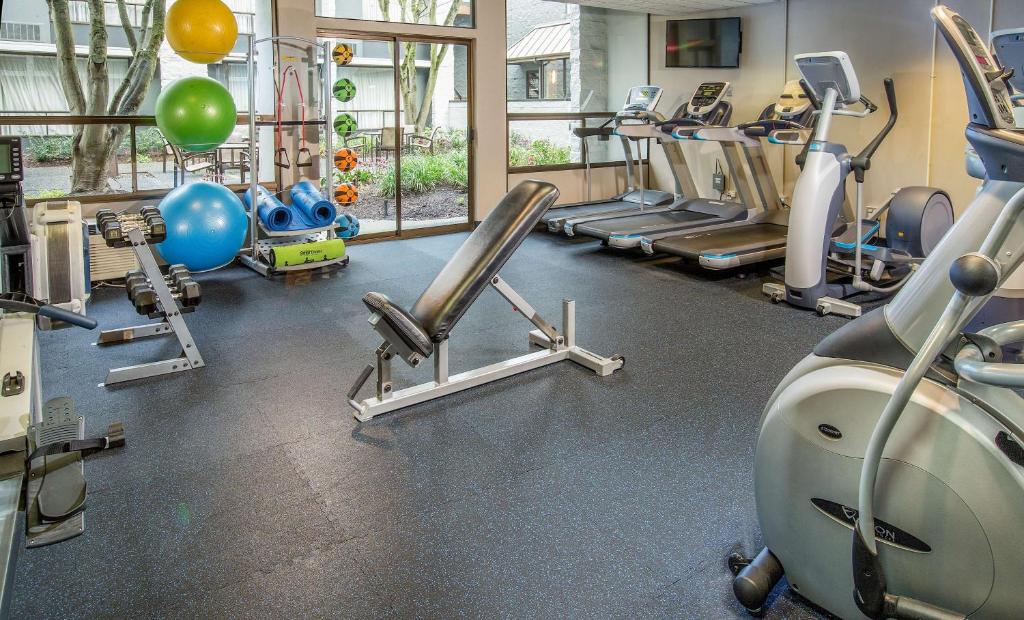 Fitness centrum a/nebo fitness zařízení v ubytování Hotel 116, A Coast Hotel Bellevue
