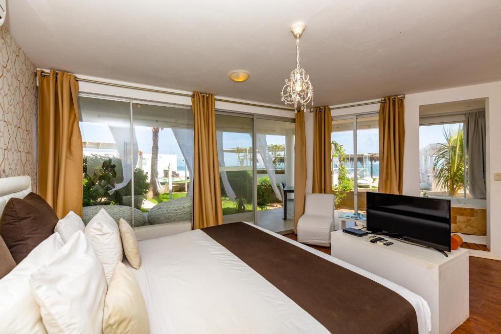 Beachfront · Private Beach Hotel Suites de Mar - Suite With Spa Bath And Garden View