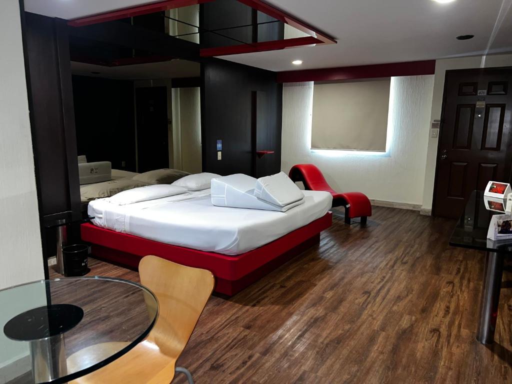 um quarto de hotel com uma cama, uma mesa e cadeiras em Suites & Villas Real Hacienda em Ocoyoacac