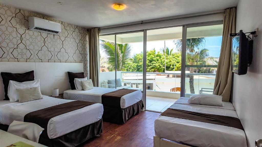 Beachfront · Private Beach Hotel Suites de Mar - Triple Room With Garden View