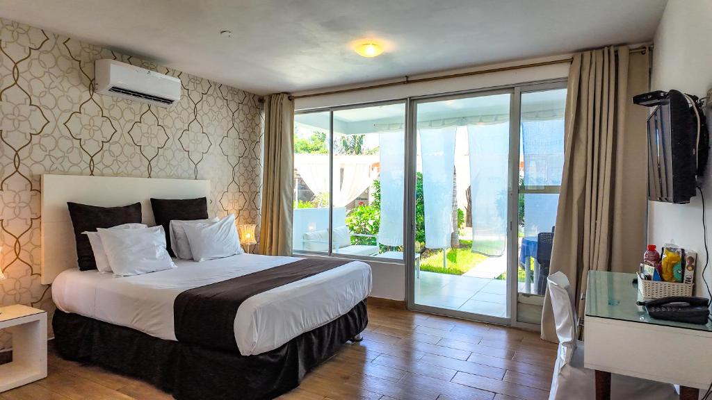 Beachfront · Private Beach Hotel Suites de Mar - Junior Suite With Garden View