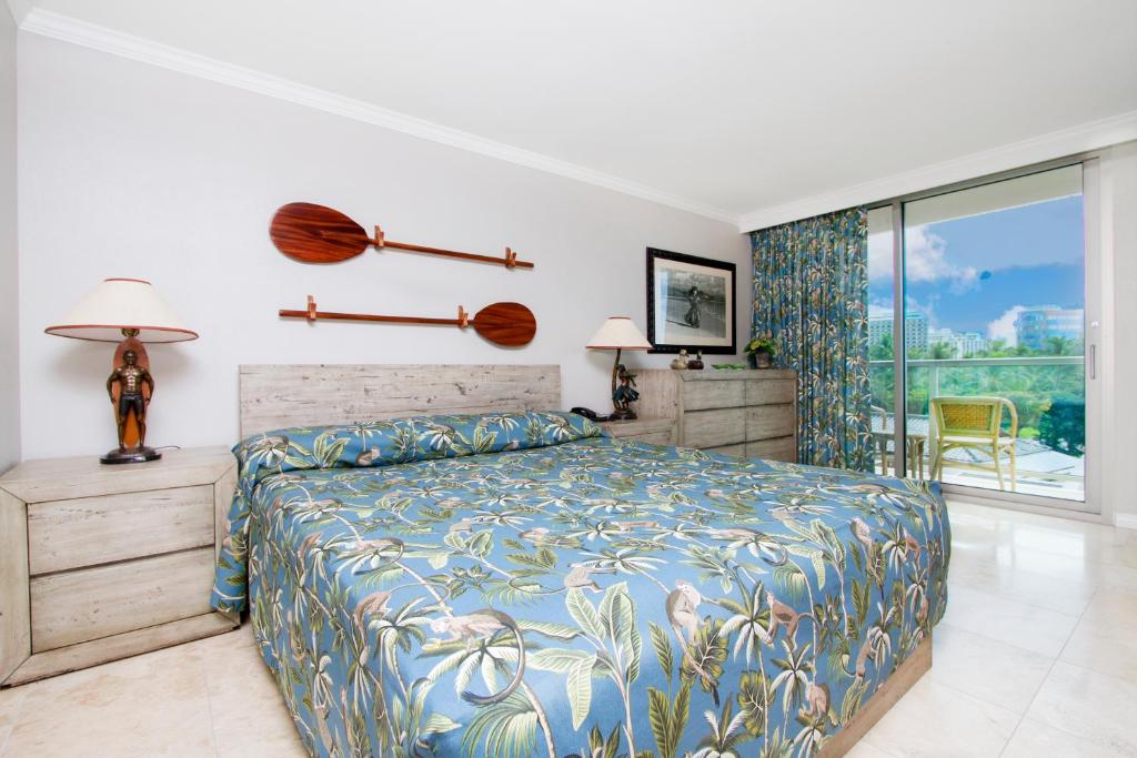 - une chambre avec un lit et un balcon dans l'établissement Special rate close to the beach L214, à Honolulu