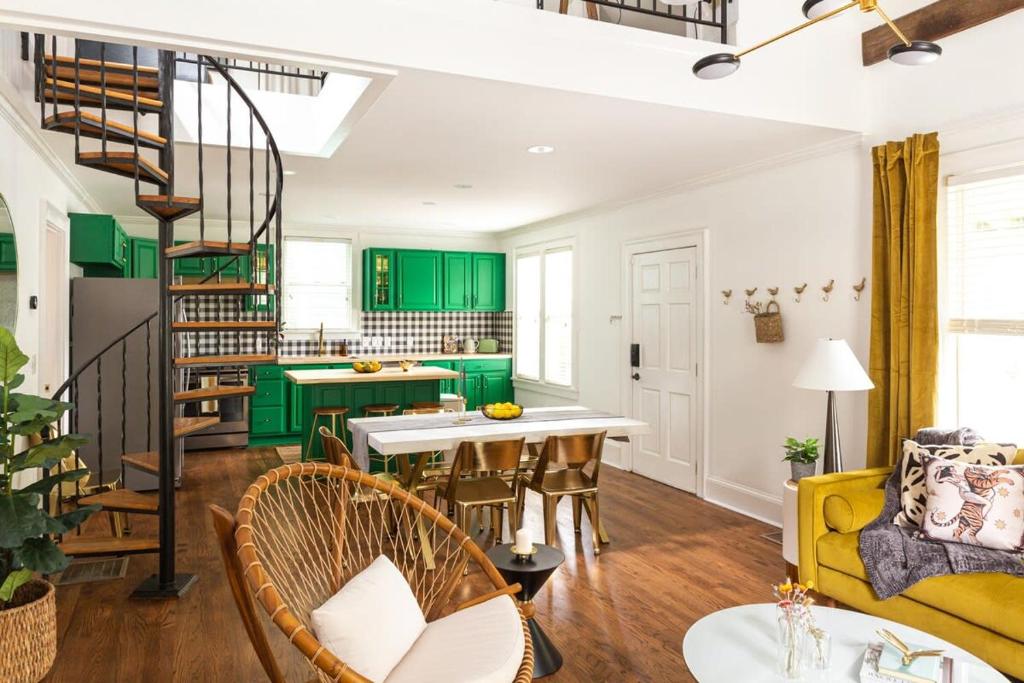 uma cozinha com armários verdes e uma escada em espiral em Majic Cottage em Atlanta