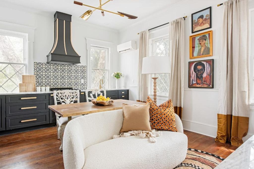 una sala de estar con un sofá y una mesa en Solar Flair, en Atlanta