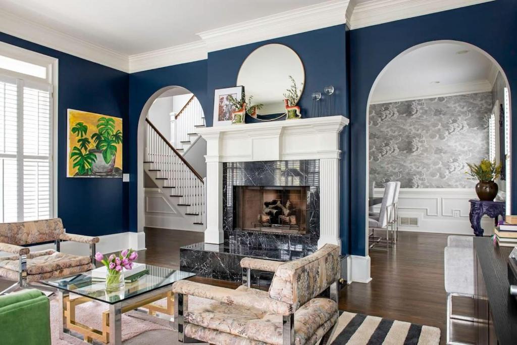 uma sala de estar com paredes azuis e uma lareira em Eclectic Avenue em Atlanta