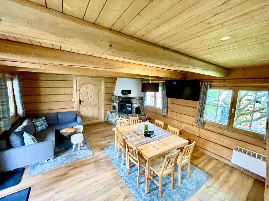 Kuchyňa alebo kuchynka v ubytovaní Domek Góralski W Ogrodzie z jacuzzi, basenem i sauną