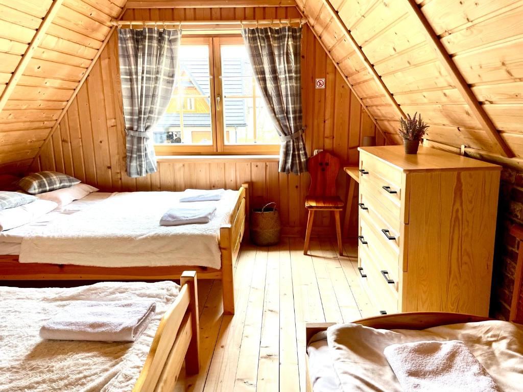 Posteľ alebo postele v izbe v ubytovaní Domek Góralski W Ogrodzie z jacuzzi, basenem i sauną