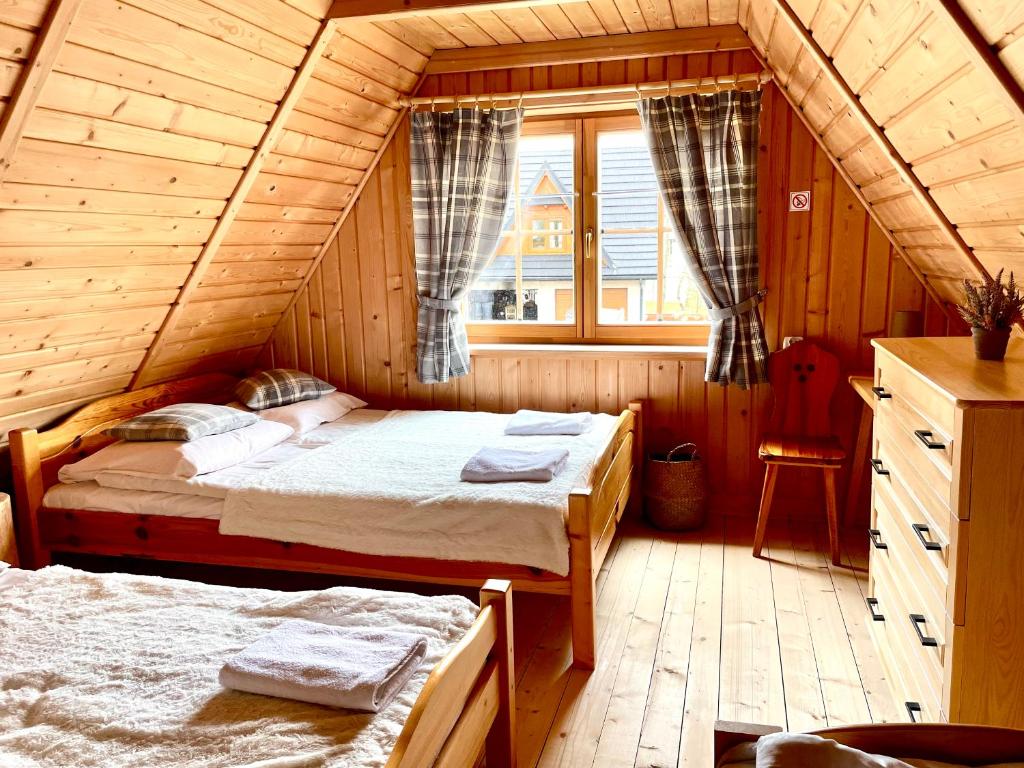 Posteľ alebo postele v izbe v ubytovaní Domek Góralski W Ogrodzie z jacuzzi, basenem i sauną