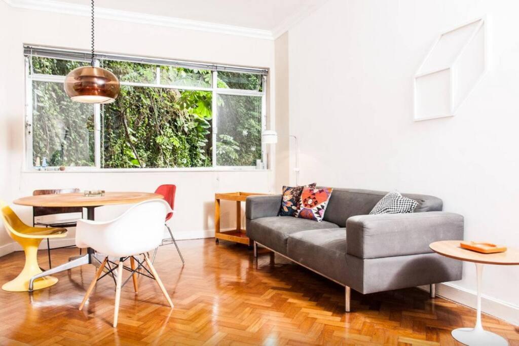 ein Wohnzimmer mit einem Sofa und einem Tisch in der Unterkunft 2BR QUIET, STYLISH, GREAT LOCATION in Rio de Janeiro
