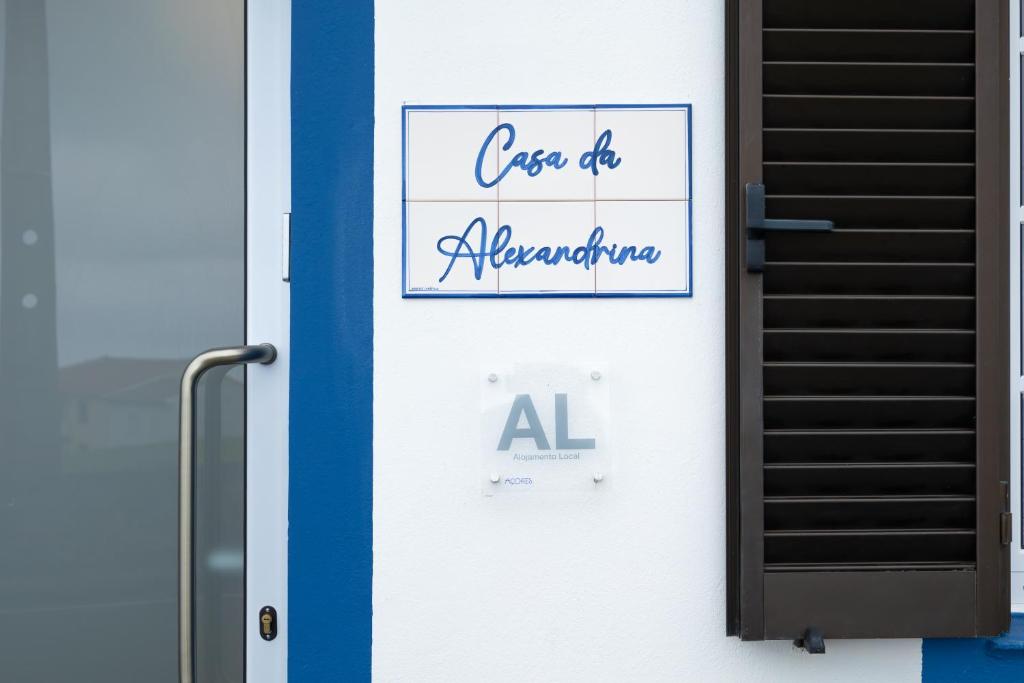 una puerta con una señal en el lateral de un edificio en Casa da Alexandrina, en Algarvia