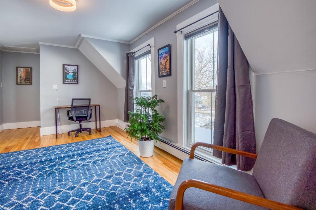 sala de estar con alfombra azul, silla y ventana en Mountain Retreat for Adventures - 2nd Floor, en Whitefield
