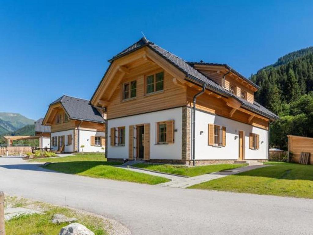 een groot houten huis met een witte bij Steier Hütte S in Donnersbachwald