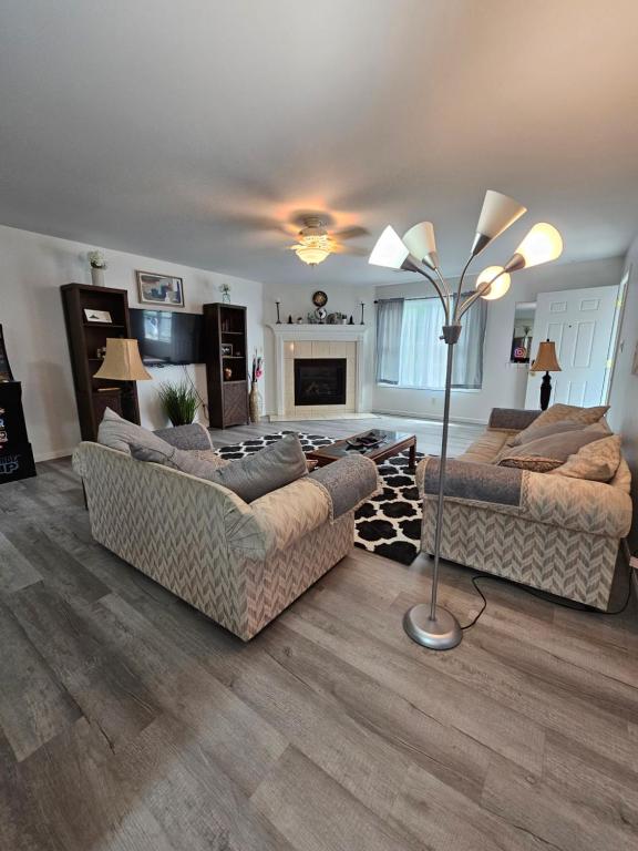 una sala de estar con un sofá y una cama en Niagara Shoreline Villa 2, en Tonawanda