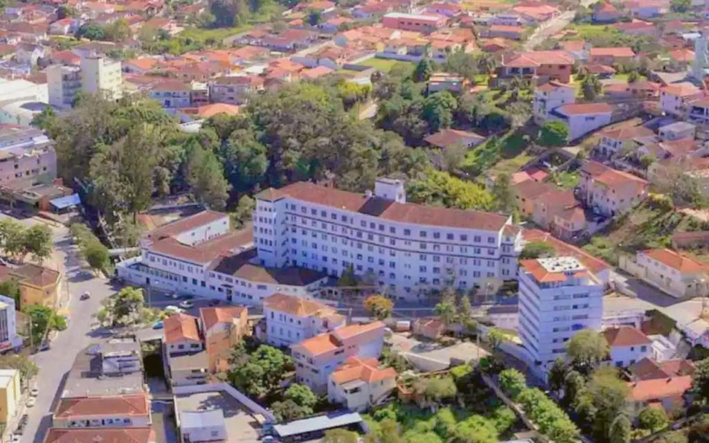 una vista aérea de una ciudad con edificios y árboles en Apartamento no Condomínio Imperial en Lambari