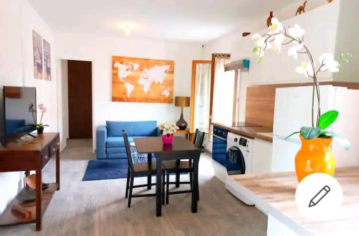 cocina y sala de estar con mesa y sofá en La Courtoise 2 Moissy-Cramayel, en Moissy-Cramayel