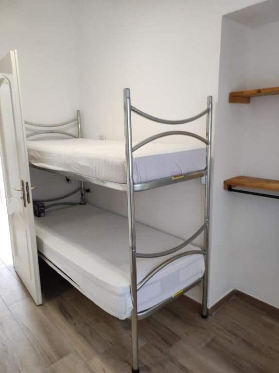 kilka łóżek piętrowych w pokoju w obiekcie Casa Giannina w mieście Palermo